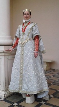 Cream and silver, 1580s Spanish Mongil Trancado, worn in the Italian Renaissance Orangerie at Hamilton Gardens, during Midwinter Coronation 2017